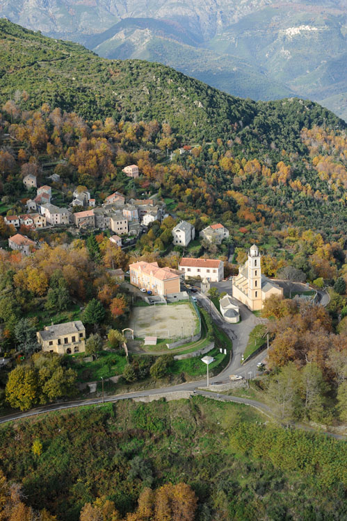 Village de Campile depuis l'est. Grand-Rue et église