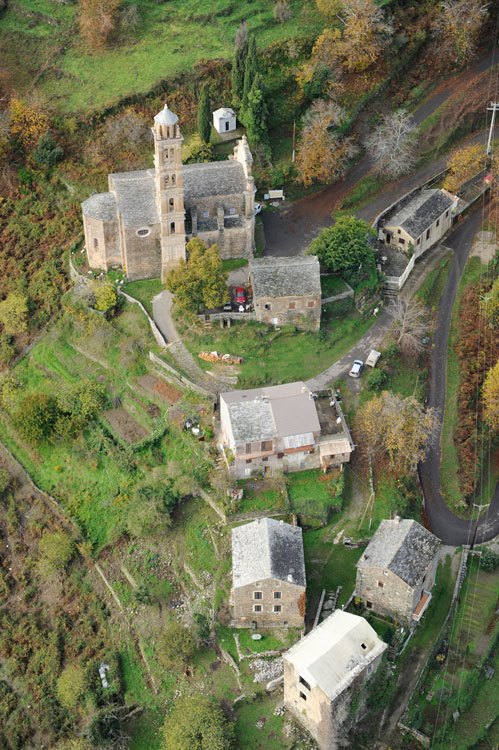 Village de Carcheto-Brustico depuis l'est. Grand-Rue et église