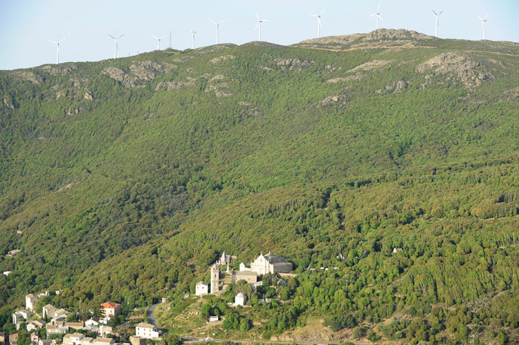 Vue d'ensemble de l'église Saint-Sylvestre au-dessus de Centuri, depuis le sud-ouest