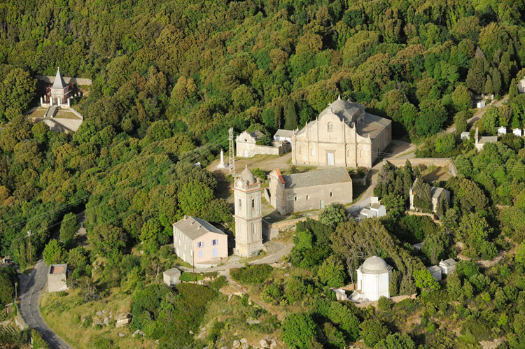 Vue d'ensemble de l'église Saint-Sylvestre au-dessus de Centuri, depuis le sud-ouest