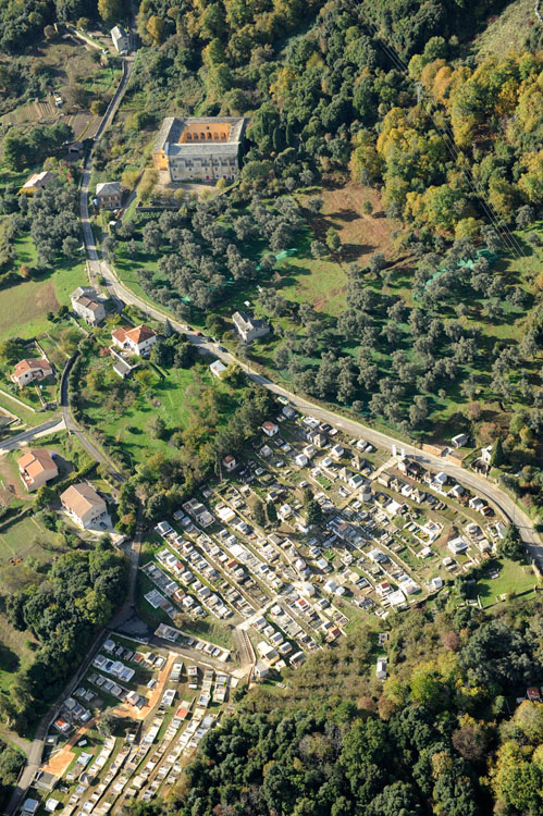 Vue d'ensemble du couvent Saint-François et de son cimetière depuis le nord-est