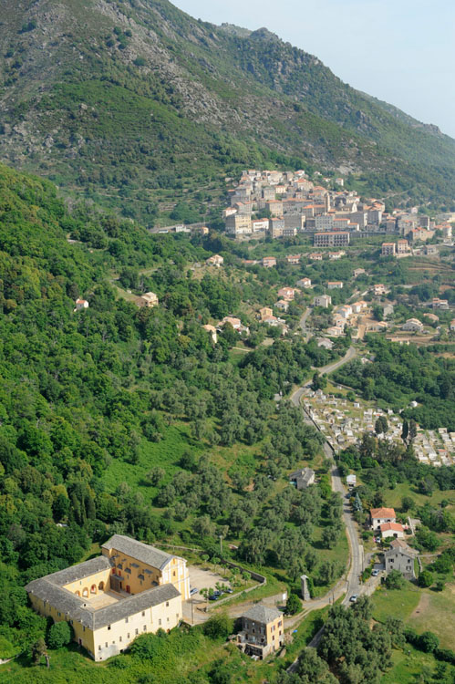 Vue d'ensemble du couvent Saint-François et du village de Cervione depuis le sud