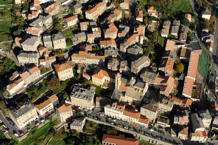 Village de Cervione depuis le sud. Grand-Rue et église