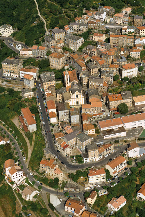 Village de Cervione depuis l'est. Grand-Rue et église