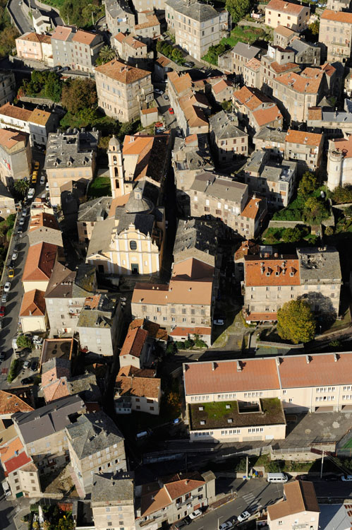 Village de Cervione depuis l'est. Grand-Rue et église