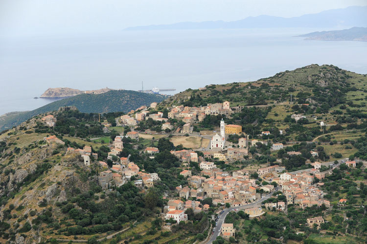 Vue d'ensemble du village de Corbara depuis le sud-ouest