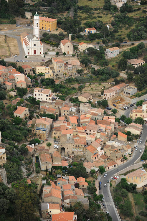 Village de Corbara depuis l'ouest. Grand-Rue et église