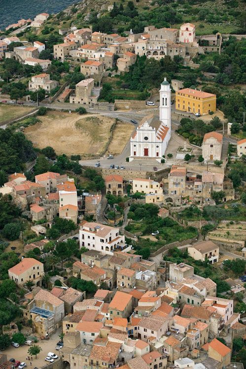 Village de Corbara depuis le sud-ouest. Grand-Rue et église