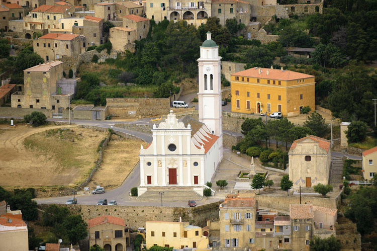 Village de Corbara depuis le sud-ouest. Grand-Place et église