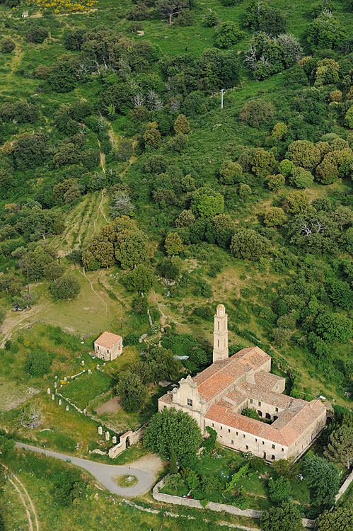 Vue d'ensemble du couvent de Tuani depuis l'ouest