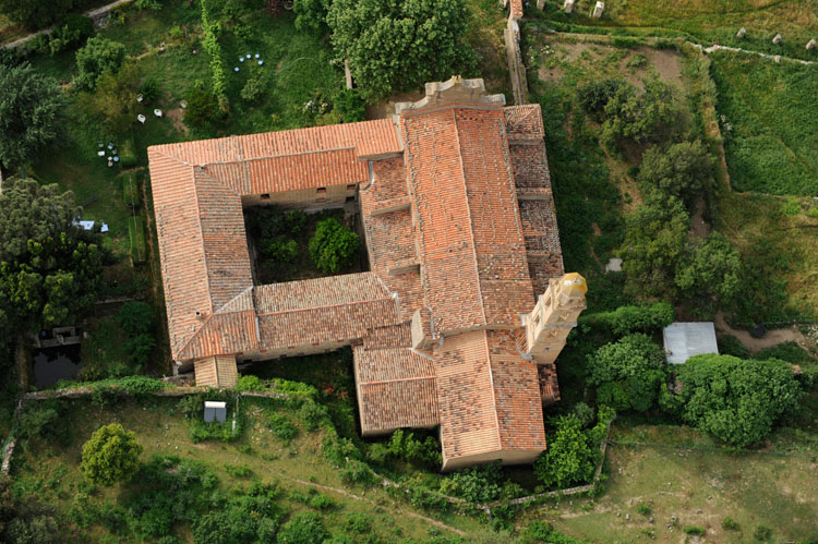 Couvent de Tuani depuis le sud-ouest. Vue plongeante