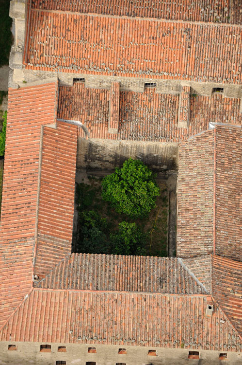 Couvent de Tuani depuis le sud-ouest. Vue plongeante sur le cloitre