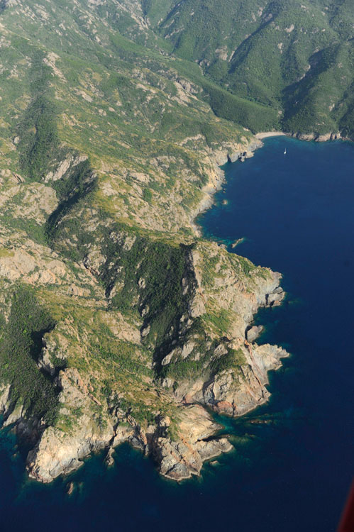 Littoral escarpé. Punta Validori et la baie de Focolara depuis le nord