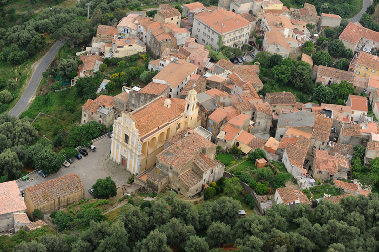 Village de Muro depuis le nord-ouest. Grand-Place et église