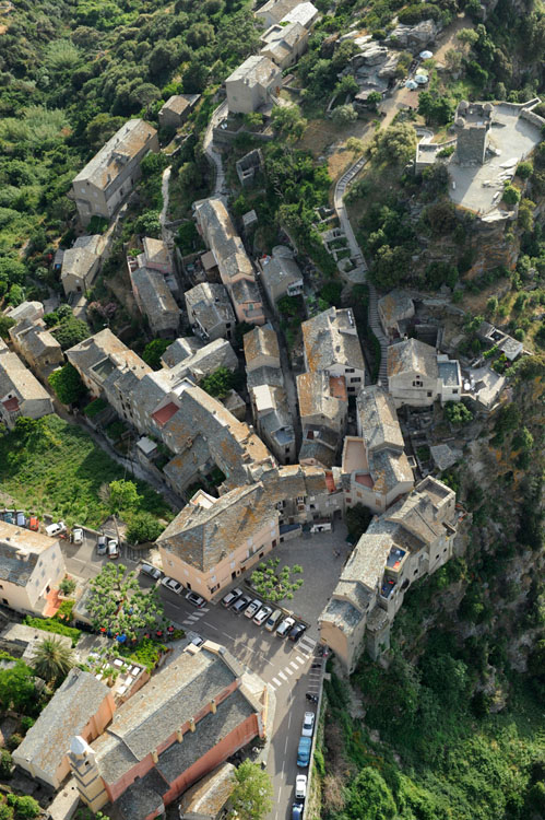 Village de Nonza depuis l'est. Grand-Place et église. Vue plongeante