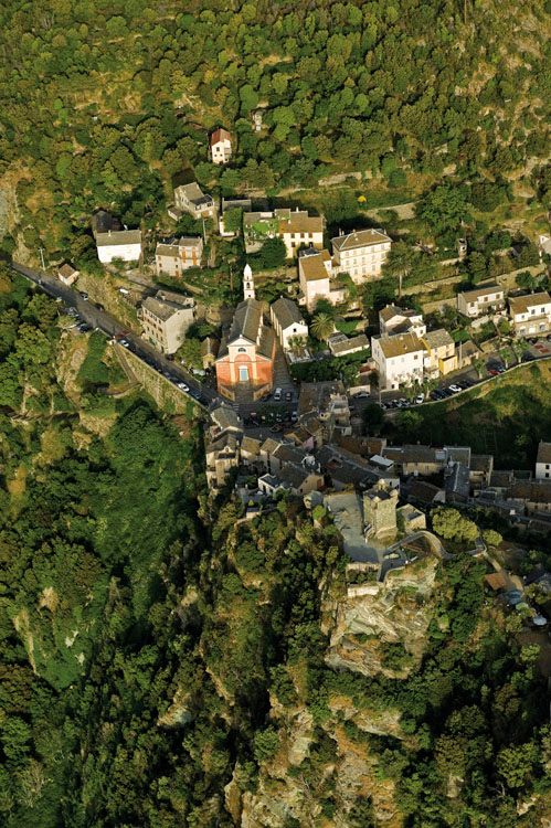 Village de Nonza depuis le nord-ouest. Église et tour