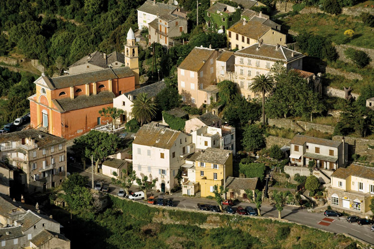 Village de Nonza depuis le sud-est. Grand-Rue et église