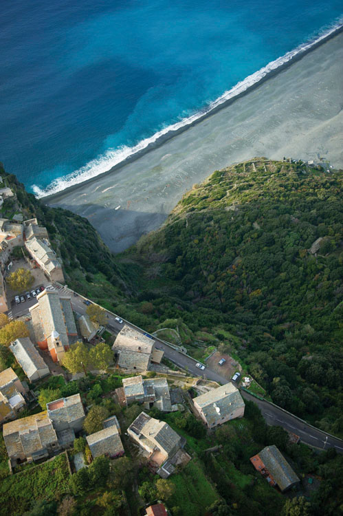 Village de Nonza et la plage depuis le sud-est. Grand-Rue et église. Vue plongeante