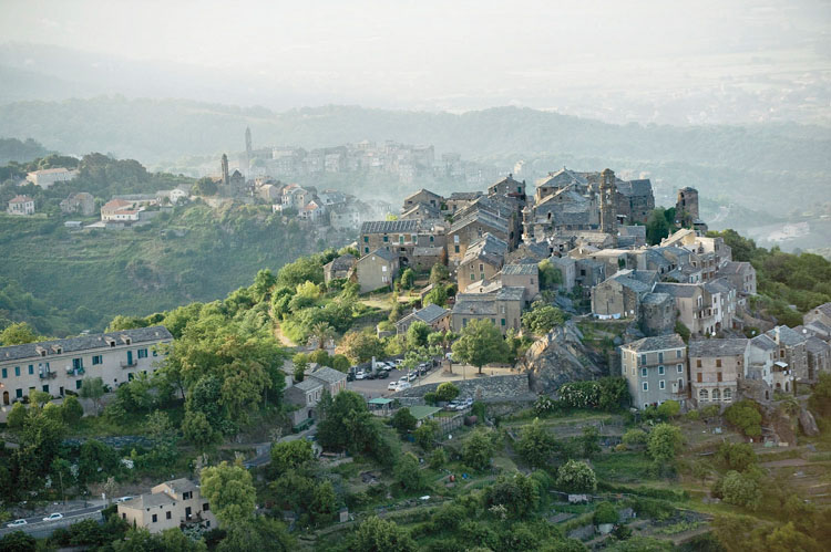 Vue d'ensemble des villages de Penta-di-Casinca, Sorbo-Ocagnano et Venzolasca depuis le sud