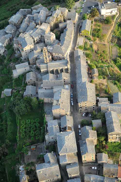 Village de Penta-di-Casinca depuis le nord. Grand-Rue et église