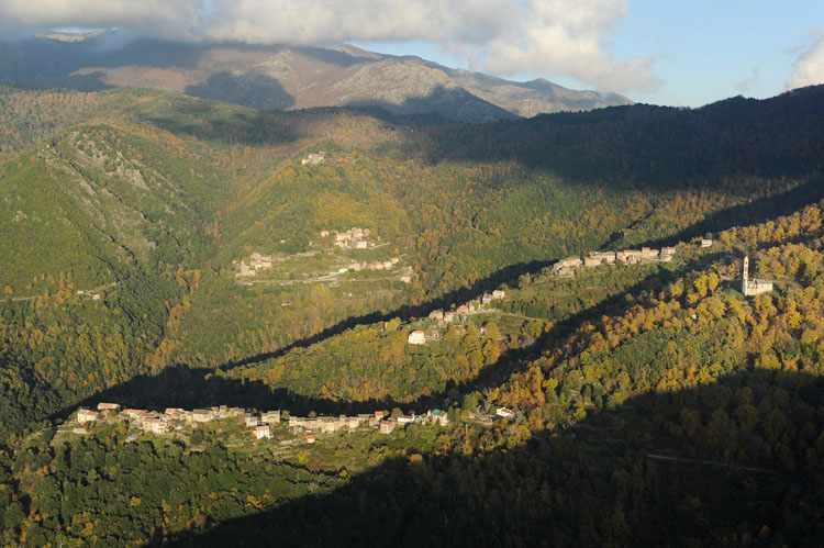 Paysage de montagne. Vue d'ensemble des villages autour de l'église Saint-André depuis le sud-ouest