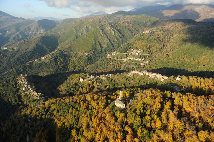 Vue d'ensemble de l'église Saint-André depuis le sud