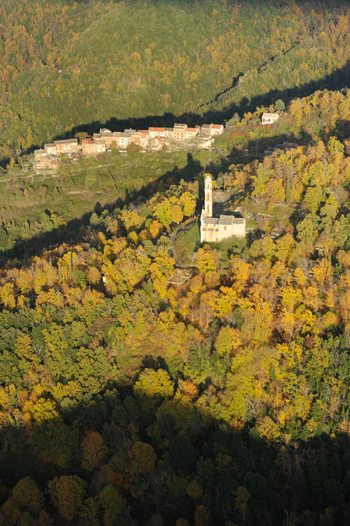 Vue d'ensemble de l'église Saint-André et du village de Piedilacorte depuis le sud-ouest