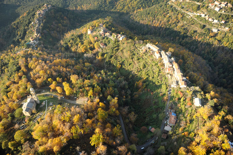 Vue d'ensemble de l'église Saint-André et des villages de Piedilacorte et Rebbia depuis l'est. Vue plongeante