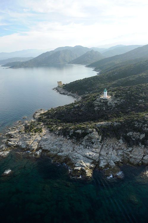 Vue d'ensemble des phare et tour génoise de Mortella depuis le nord