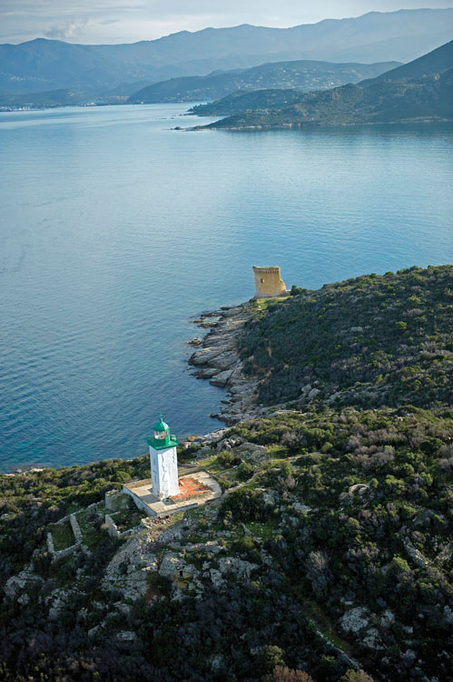 Vue d'ensemble du phare et de la tour génoise de Mortella depuis le nord-ouest