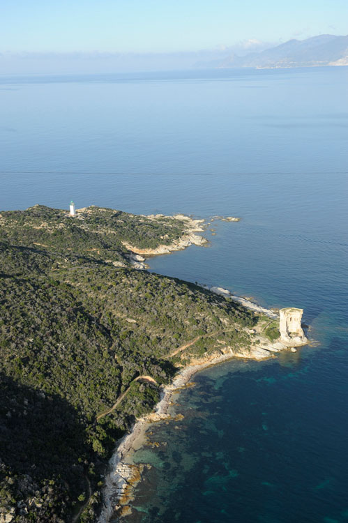 Vue d'ensemble de la tour génoise et du phare de Mortella depuis le sud-est