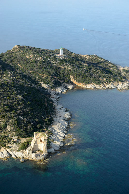 Vue d'ensemble de la tour génoise et du phare de Mortella depuis l'est