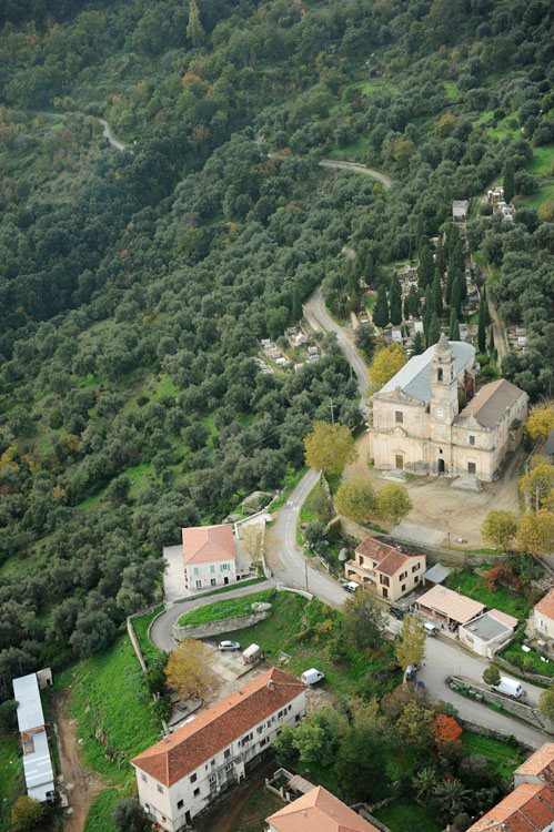 Village de Santo-Pietro-di-Tenda depuis l'est. Grand-Rue et église