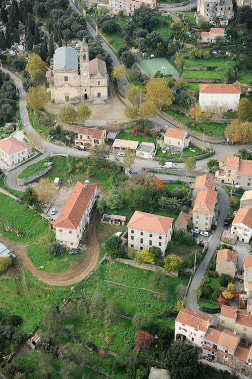 Village de Santo-Pietro-di-Tenda depuis le sud-est. Grand-Rue et église