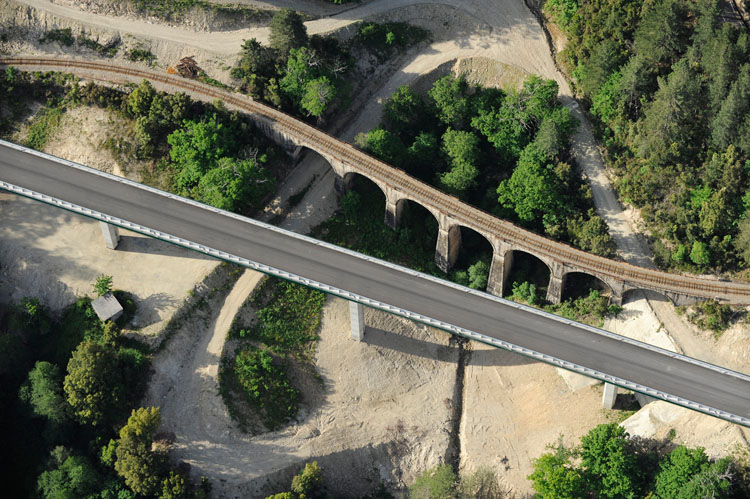 Route T20 et viaduc ferroviaire
