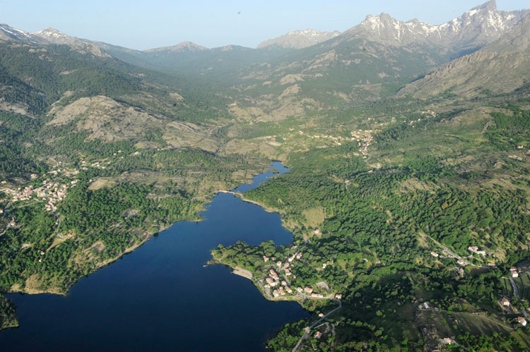 Vue d'ensemble du lac de Calacuccia depuis le nord-est