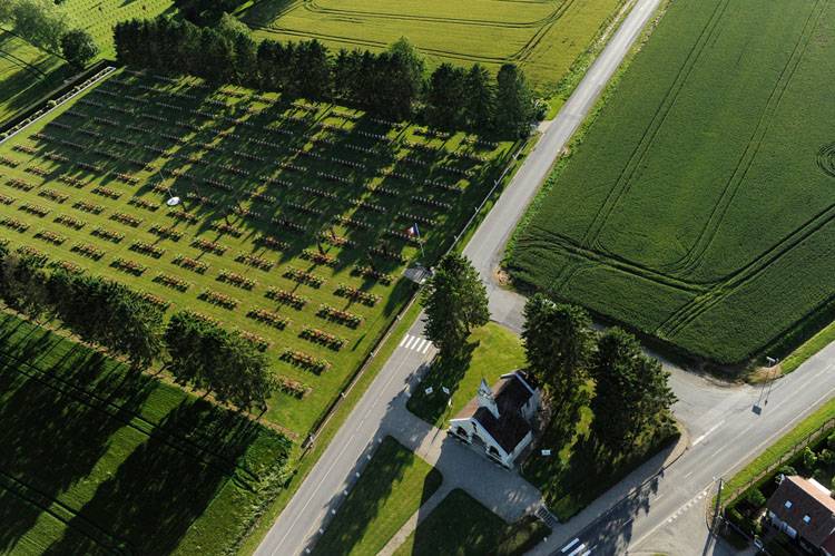 Nécropole de Cerny-en-Laonnois et cimetière militaire allemand depuis l'est