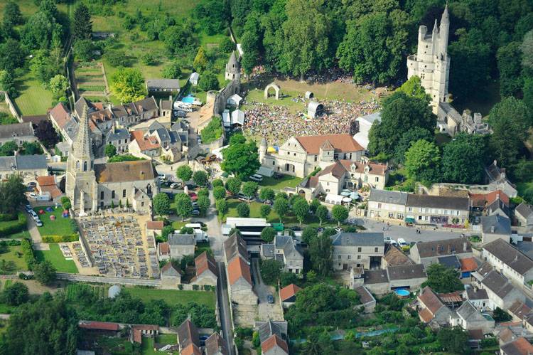 Donjon et église depuis le sud. Festival