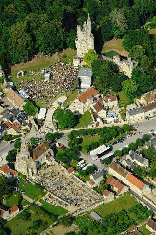 Donjon et église depuis le sud-ouest. Festival