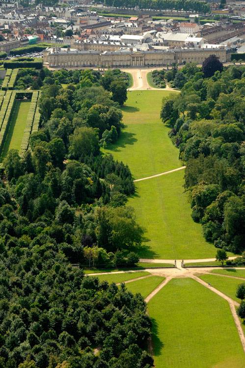 Vue d'ensemble du château et du parc depuis le sud-est