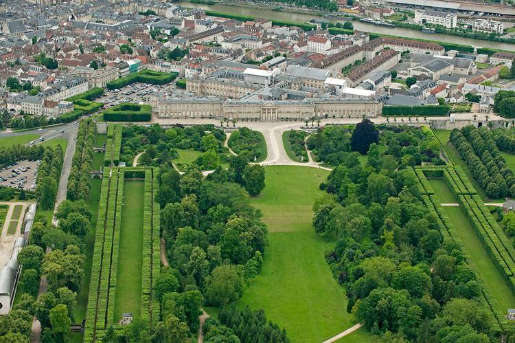 Vue d'ensemble du château depuis le sud-est