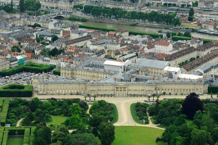 Vue d'ensemble du château depuis le sud-est