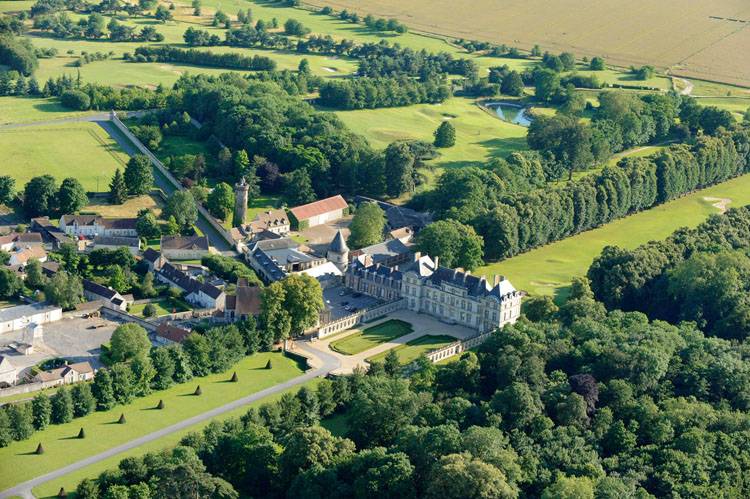 Vue d'ensemble du château de Raray depuis le nord-est