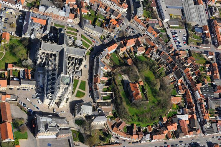 Cathédrale et prison de la Motte-Castrale depuis l'ouest