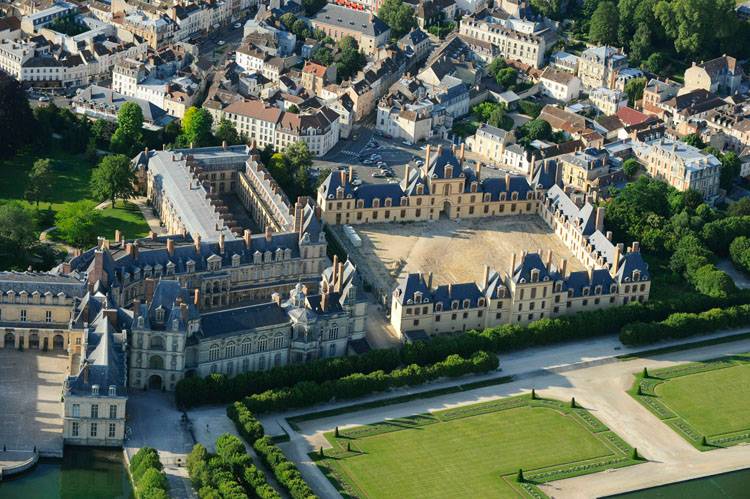 Cour du Cheval Blanc depuis le sud