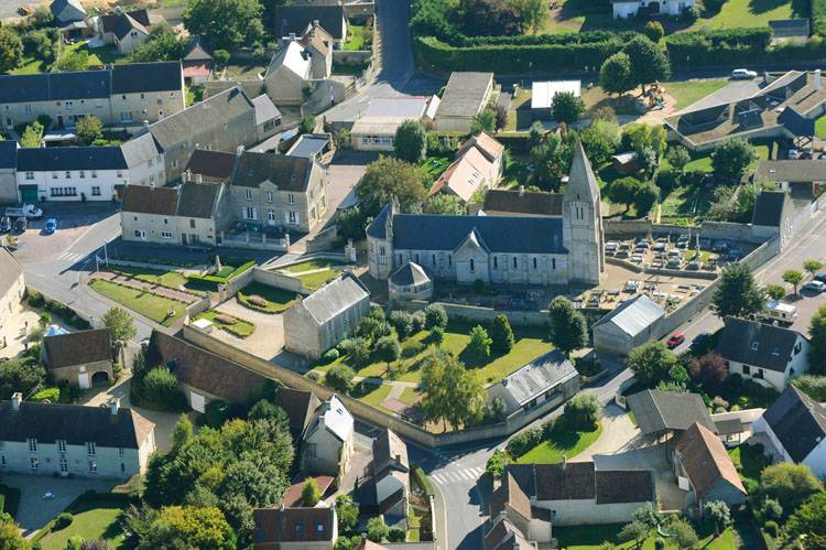 Centre-bourg de Basly depuis le nord. Grand-Place et église