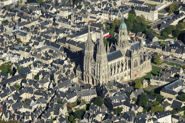 Vue d'ensemble de la cathédrale depuis l'ouest