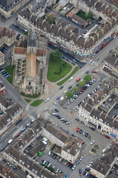 Centre-ville de Falaise et église depuis l'ouest. Grand-Rue et Grand-Place