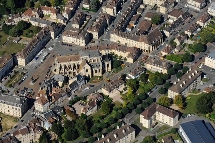 Centre-ville de Falaise depuis le sud. Grand-Place et église