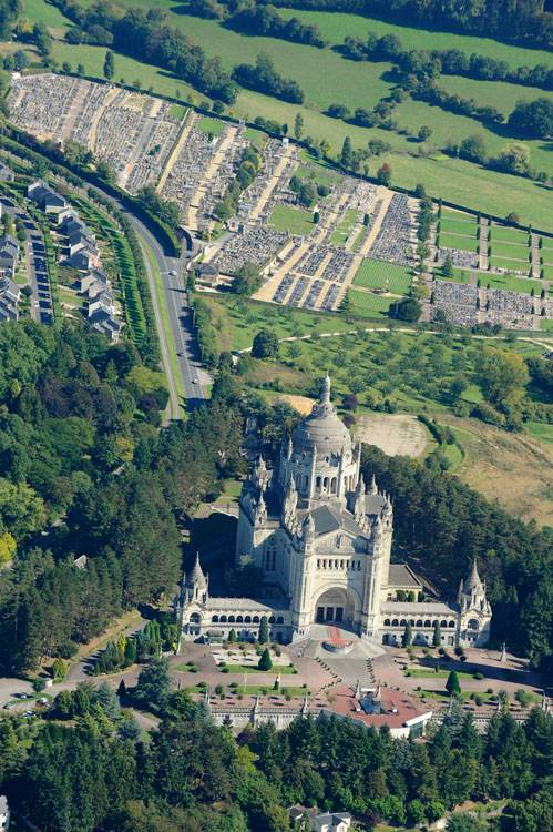 Vue d'ensemble de la basilique et du cimetière depuis l'ouest